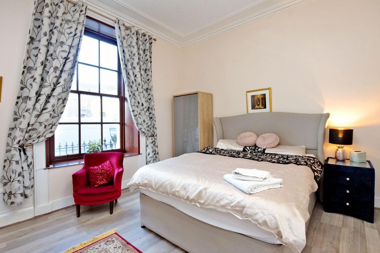 Grand Mansion 9 Beds Sleeps 17 Parking - Groups Holiday home Aberdeen
