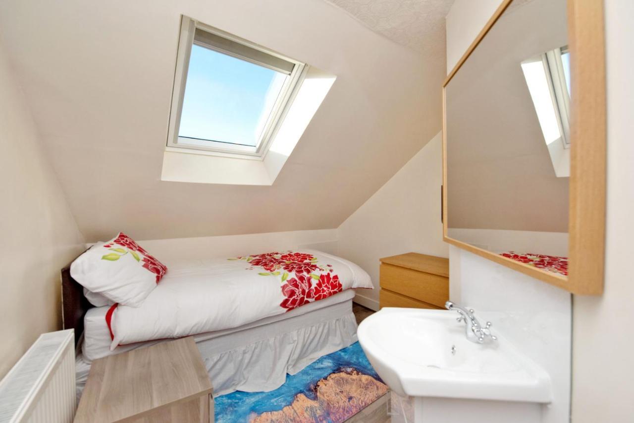Grand Mansion 9 Beds Sleeps 17 Parking - Groups Holiday home